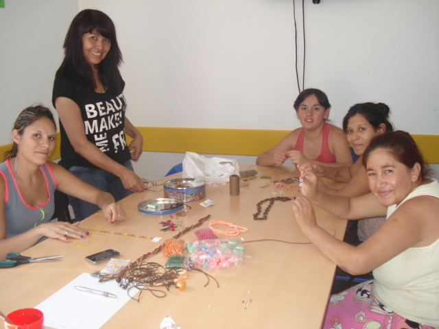 Taller-de-bijouterie-organizado-para-las-madres-de-residencia-en-maternidad